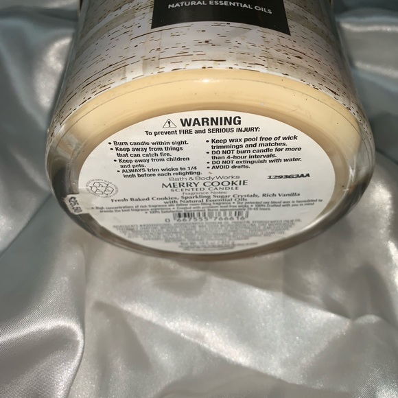 Bath and Body Works Merry Cookie Three Wick Candle - Picture 4 of 4